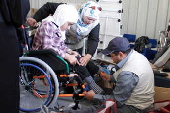 The FPSC makes a new distribution of mobility aids in the refugee camp Za’atri