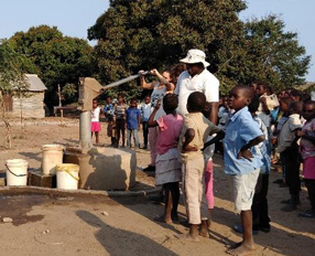 Trabajo para asegurar el acceso al agua y al saneamiento en Sofala (Mozambique)