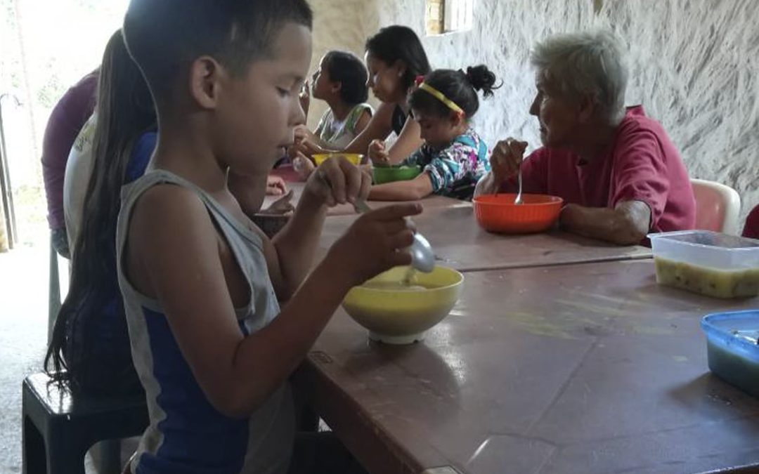Atención a familias de Venezuela, afectadas por la escasez y elevado coste de alimentos y medicinas (2) (HA)