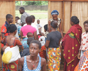 Programa de asistencia sanitaria a las poblaciones víctimas de guerra de los barrios precarios de Abobo y Danga Bas-Fond (Abidjan, Costa de Marfil)