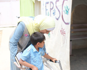 Mejora de las condiciones de vida de los niños sirios con discapacidad en los campos de refugiados de Azraq y Za’atari