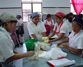 Mejora de las capacidades productivas y empresariales de mujeres indígenas en situación de pobreza en tres departamentos de Guatemala para su incorporación al proceso productivo con productos artesanales de calidad
