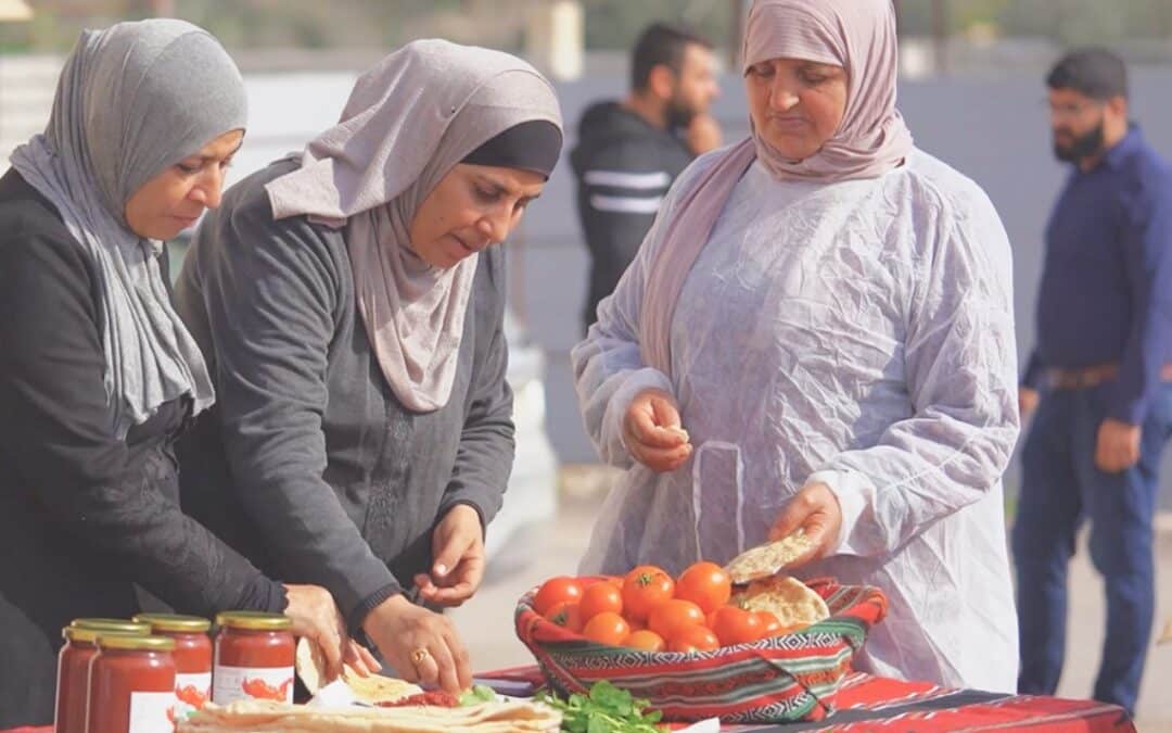 Cooperativa de mujeres palestinas productoras de tomate: “Ahora en vez de cocinar para cinco, cocinamos para quinientos”