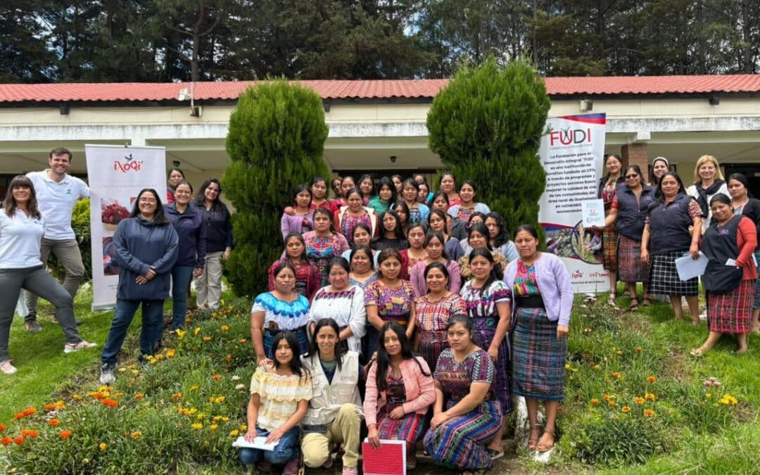 Mujeres indígenas guatemaltecas aprenden sobre herramientas digitales para impulsar sus emprendimientos