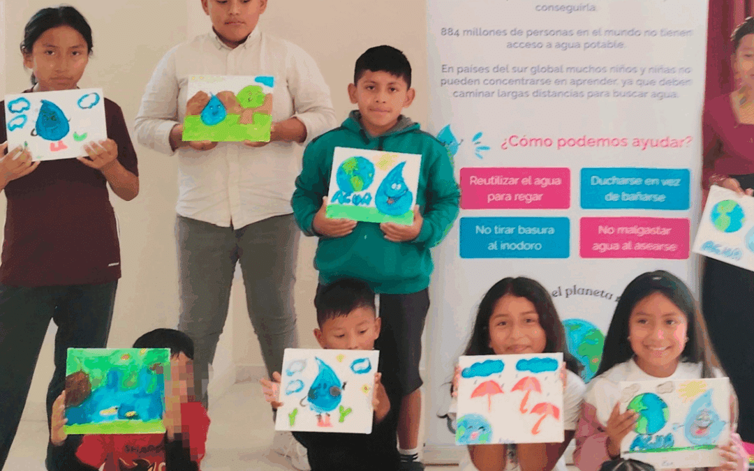Niños y niñas de la asociación INTIÑAN participan en un taller artístico sobre el cuidado del agua