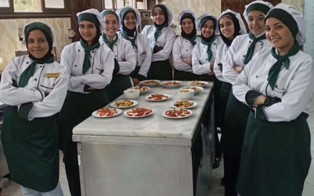 Jóvenes de Alto Egipto se forman y gradúan como profesionales de la hostelería en las escuelas de verano de nuestro convenio
