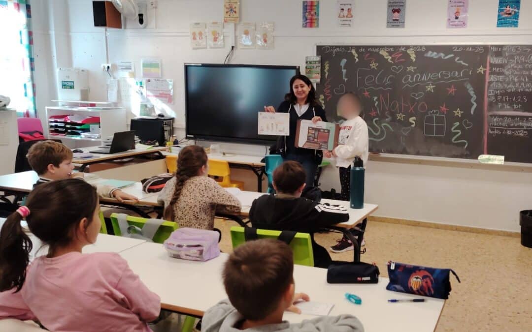 Entregamos los premios a las ganadoras del concurso de dibujo ‘Gota a gota sumamos’ en el CEIP Ausiàs March