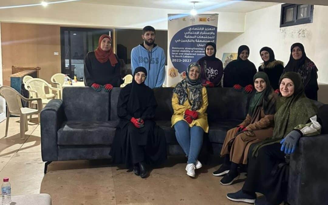 Mujeres y jóvenes libaneses encuentran una oportunidad de desarrollo personal como profesionales de la tapicería