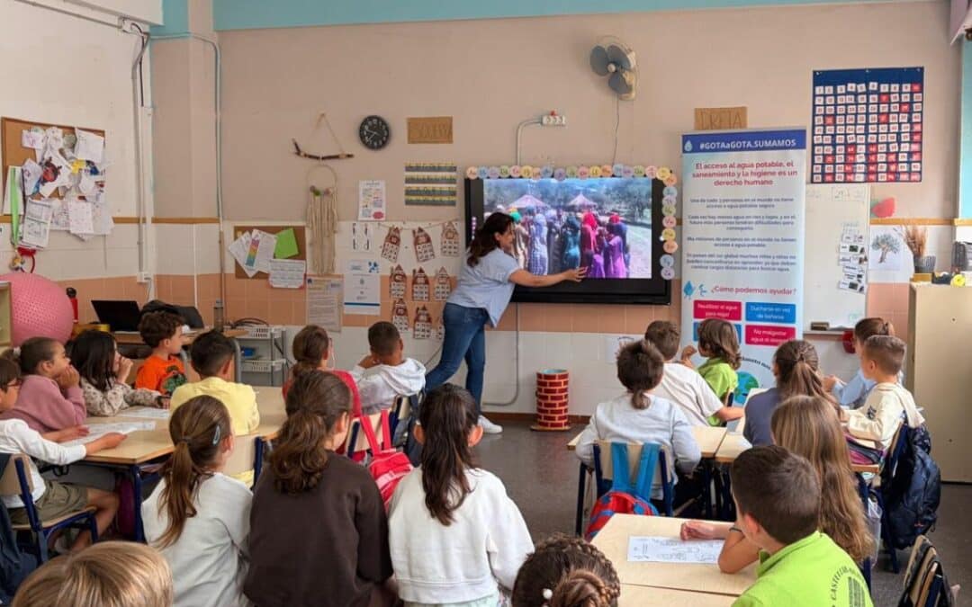 Niños y niñas del CEIP Castellar Oliveral (Valencia) participan en un taller de sensibilización sobre el cuidado del agua